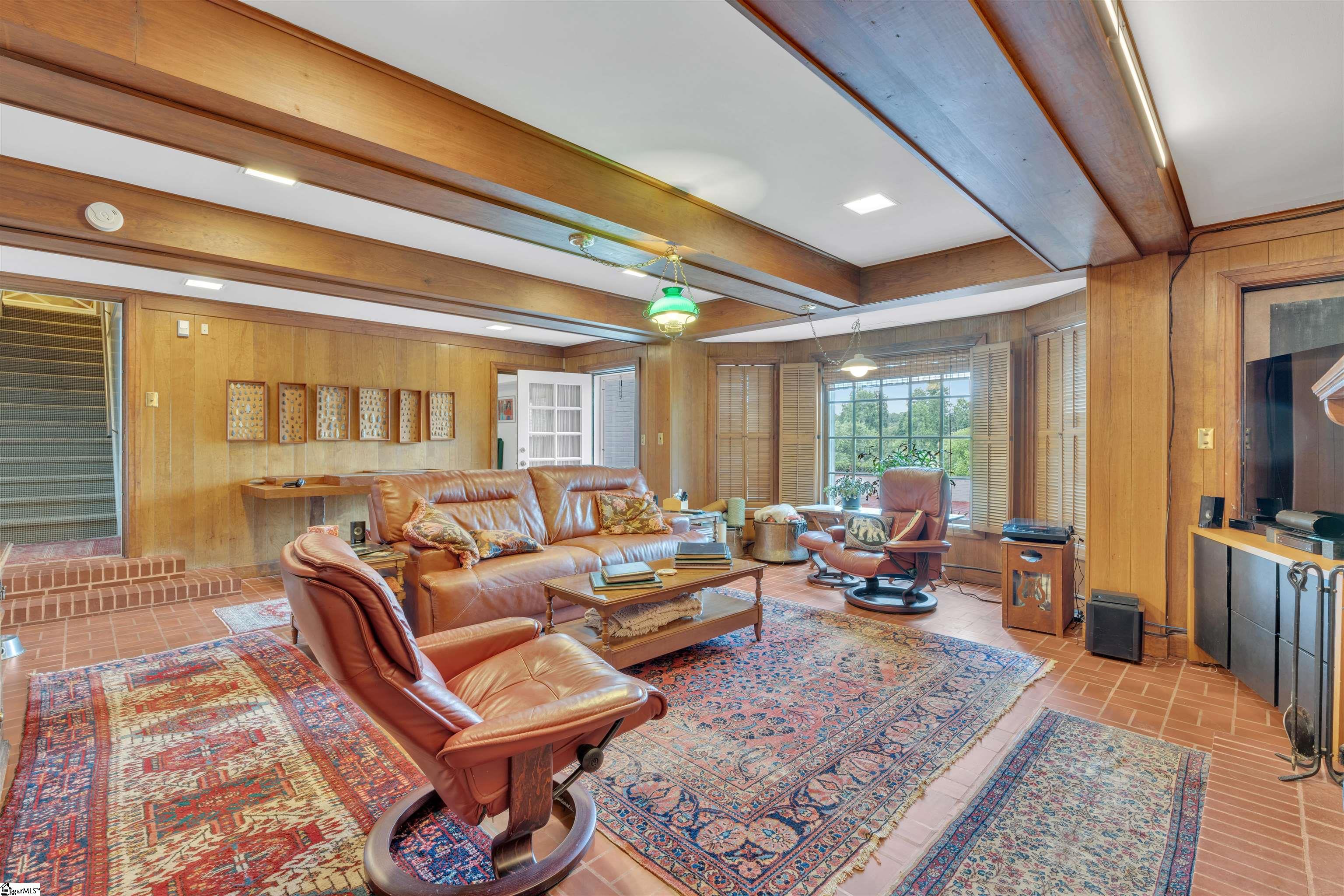 110 E Round Hill Road