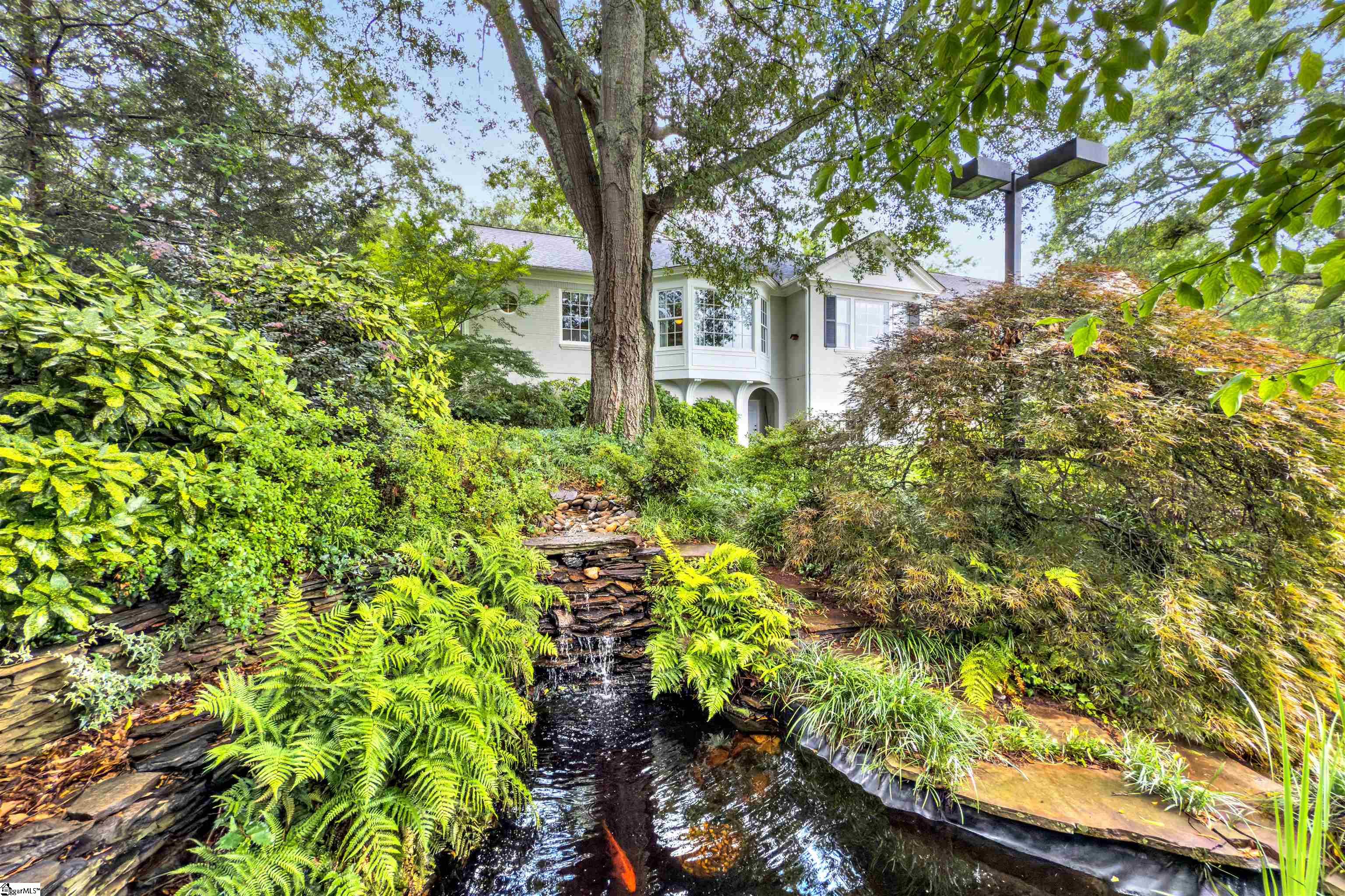 110 E Round Hill Road