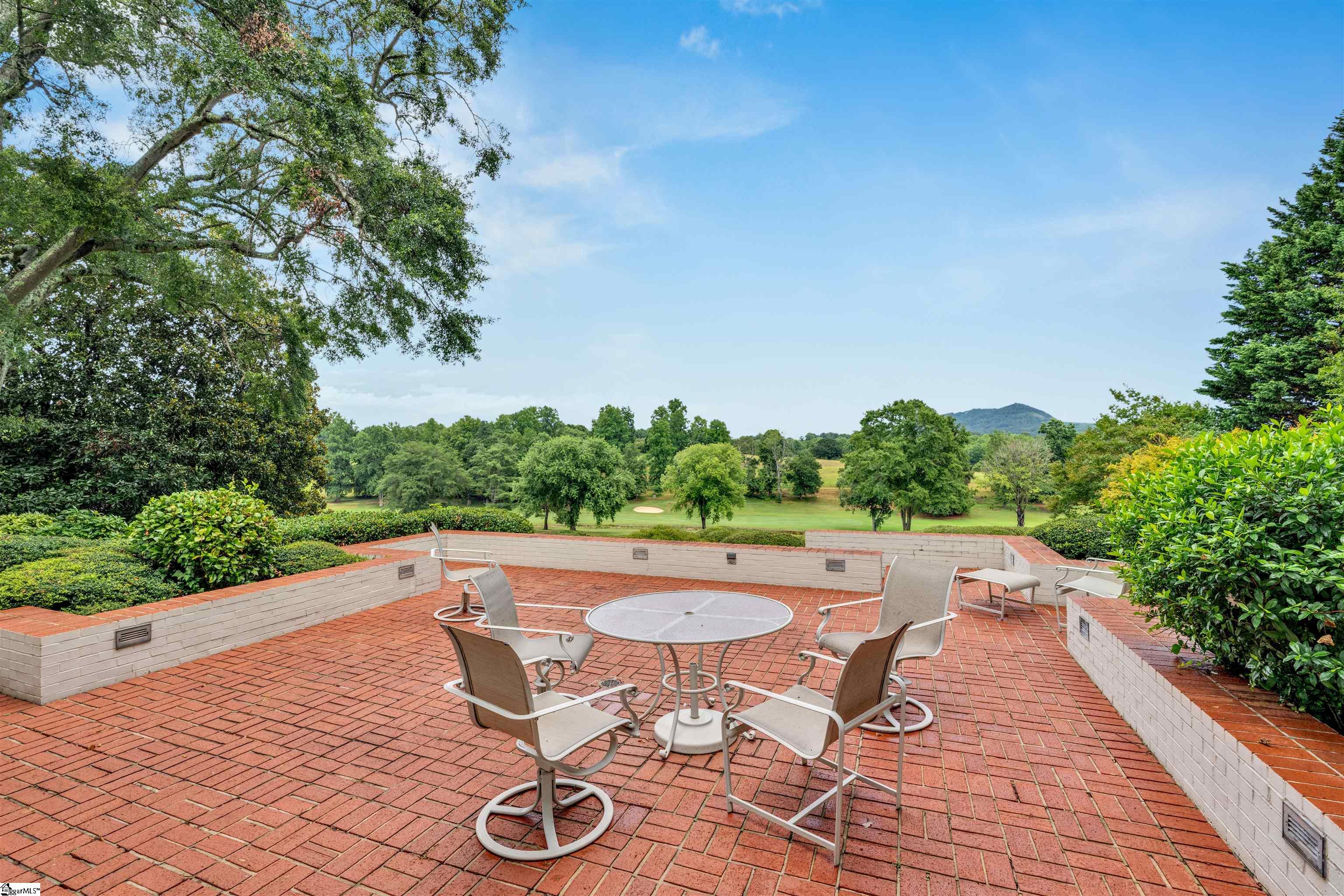 110 E Round Hill Road