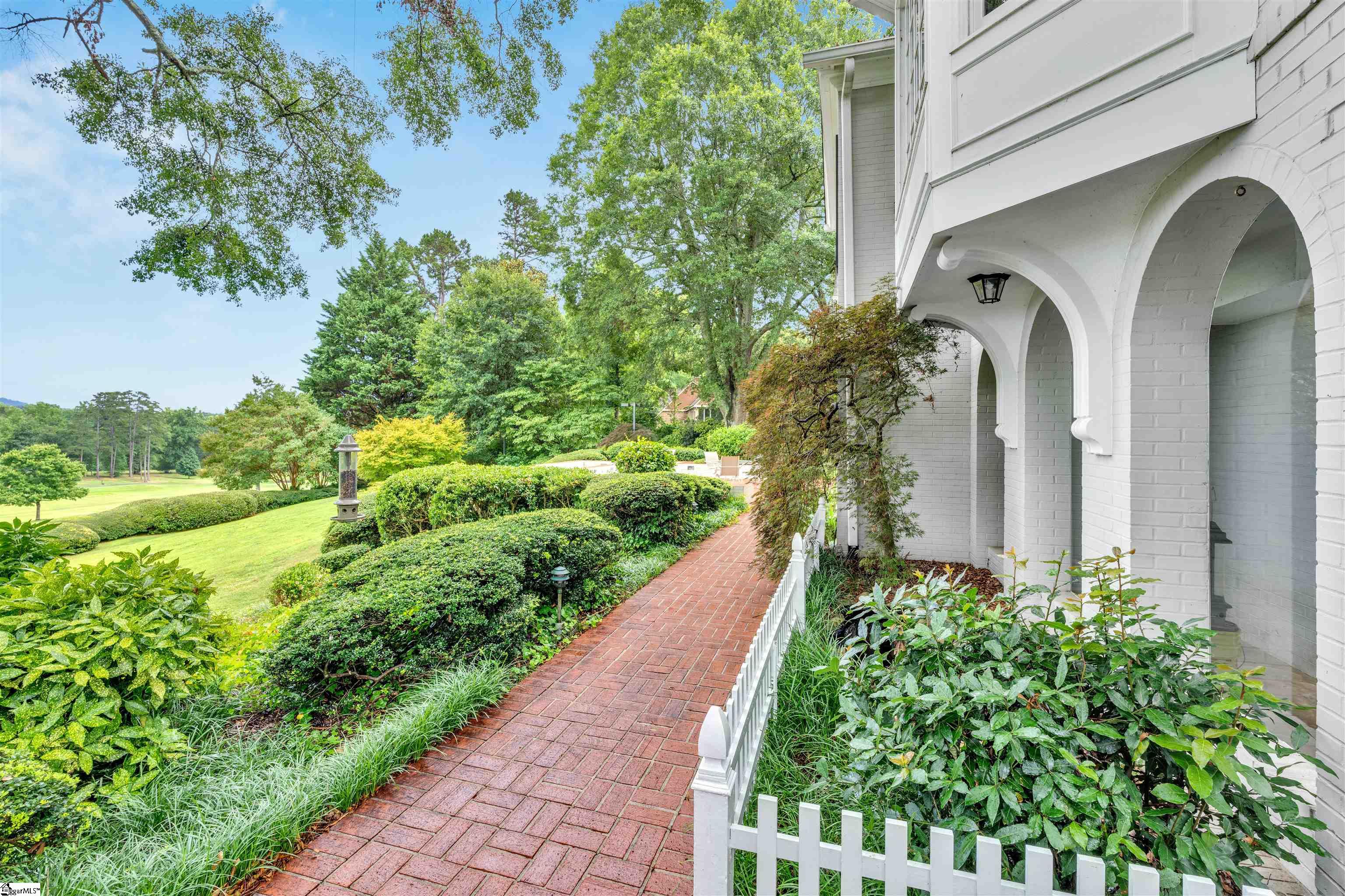 110 E Round Hill Road