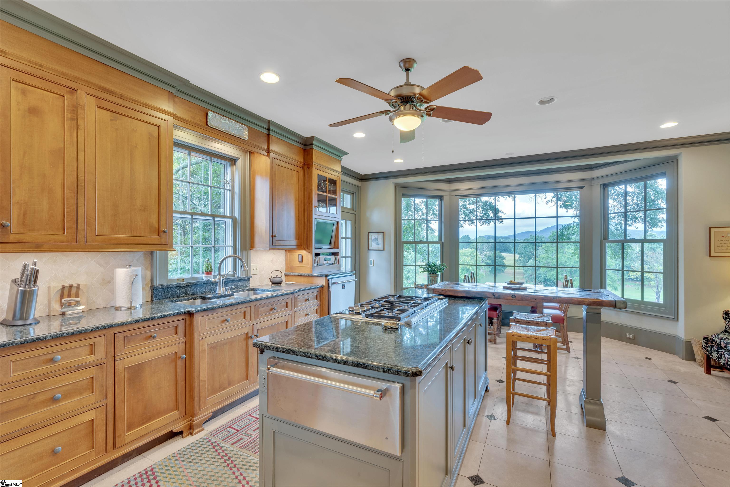 110 E Round Hill Road