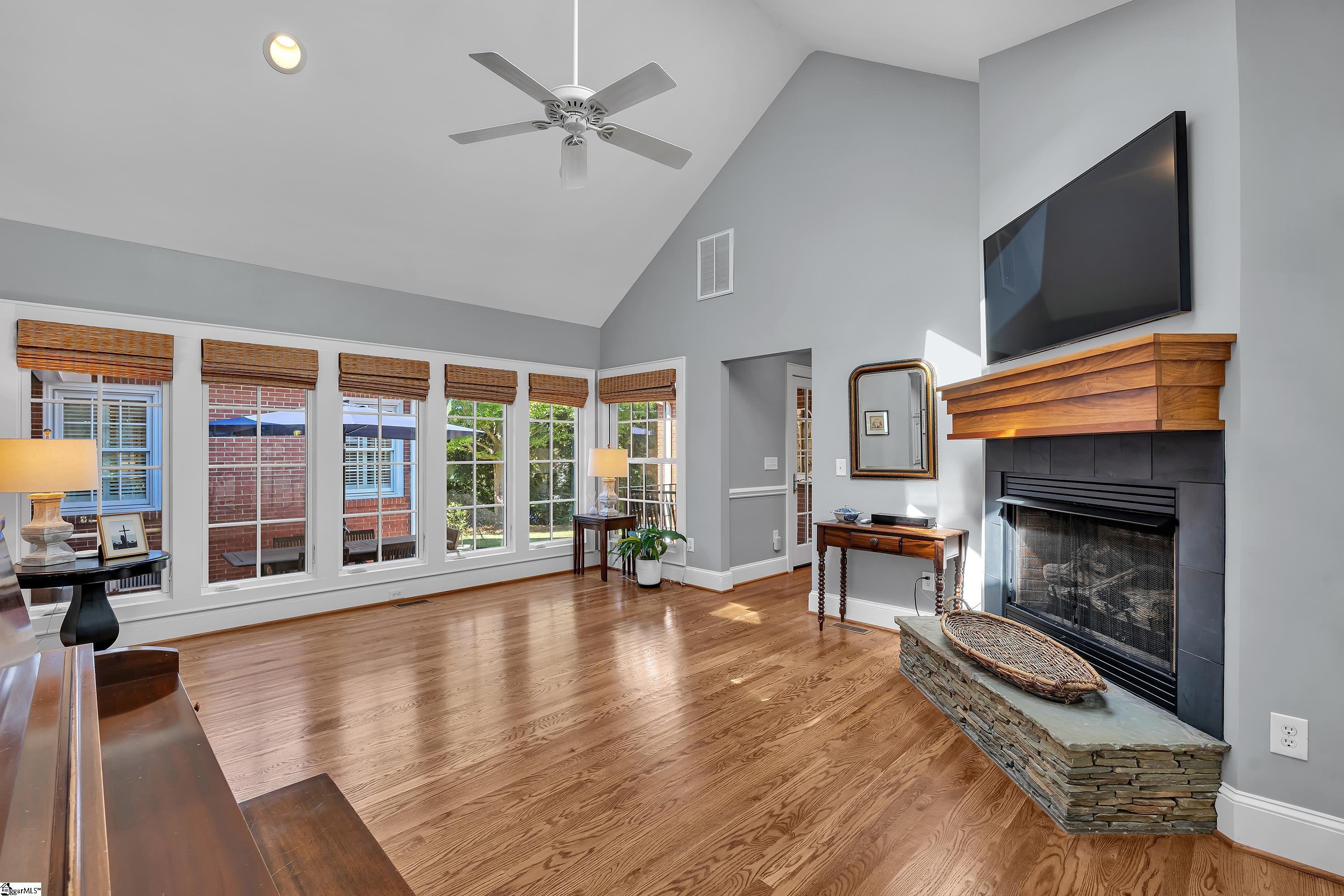 46 W Hillcrest Drive