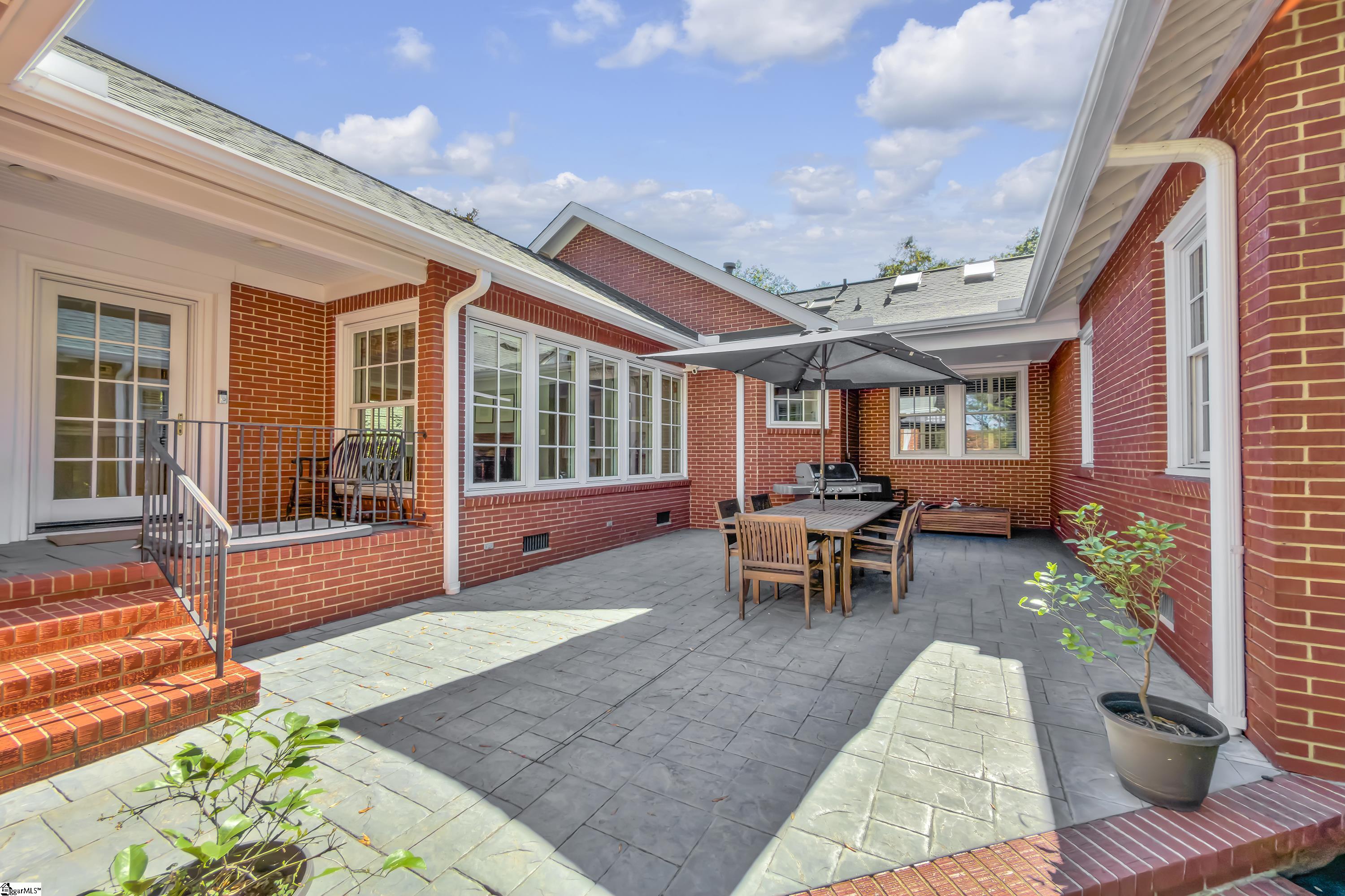 46 W Hillcrest Drive