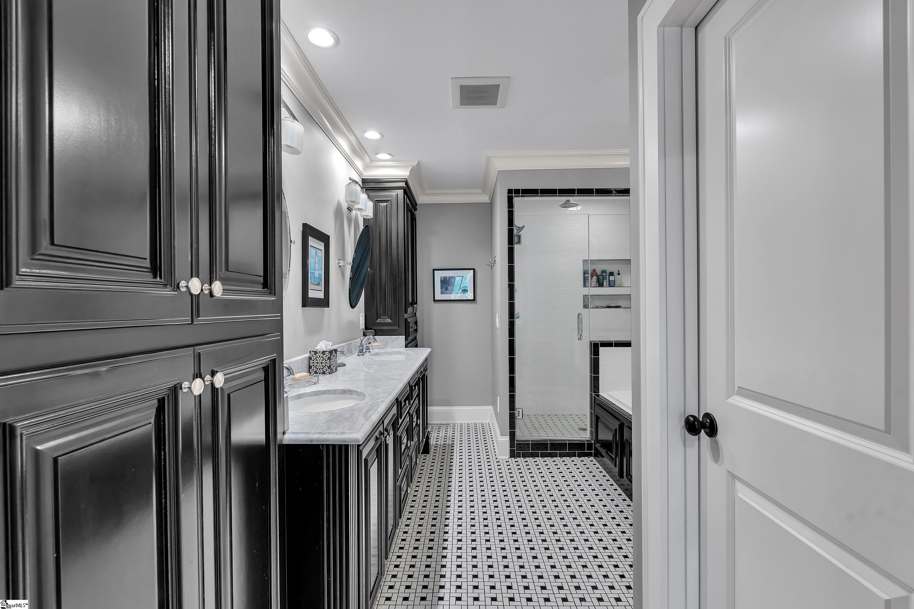 46 W Hillcrest Drive