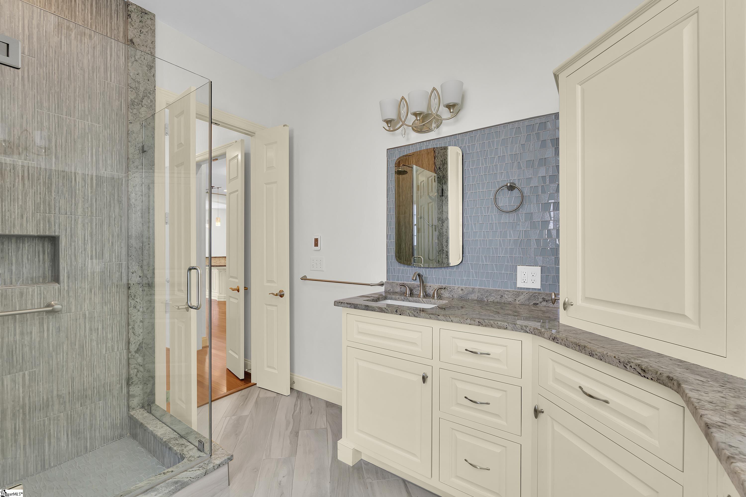 1209 E Washington Street Unit 401