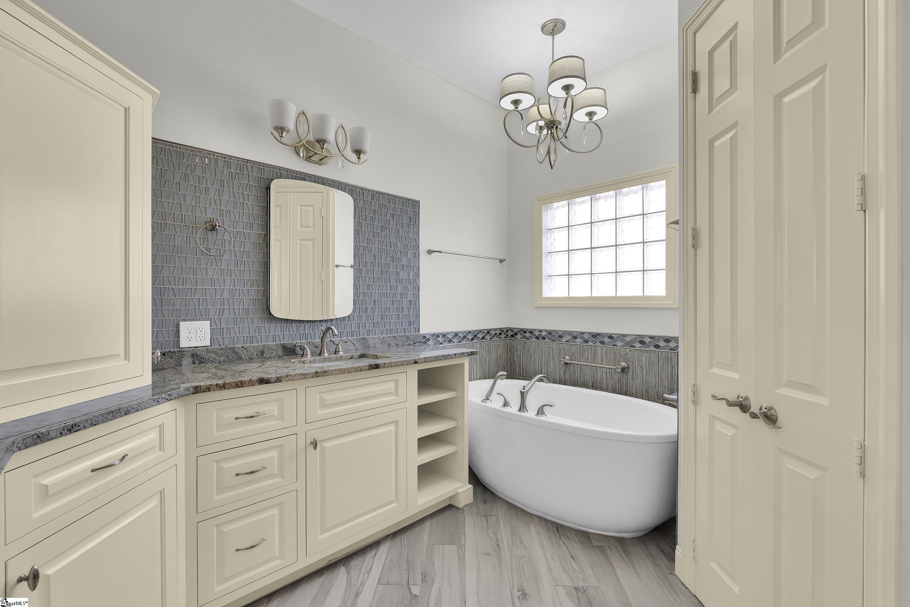 1209 E Washington Street Unit 401