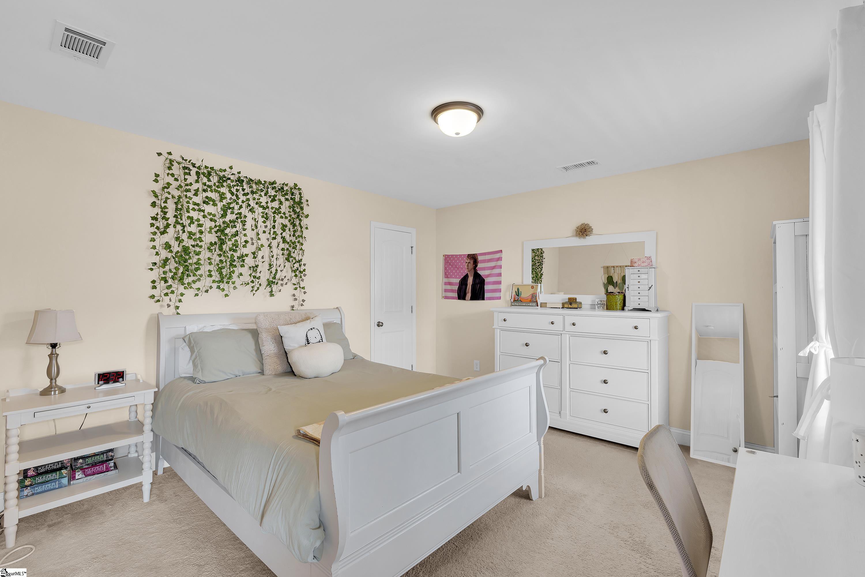 102 Hollingsworth Drive