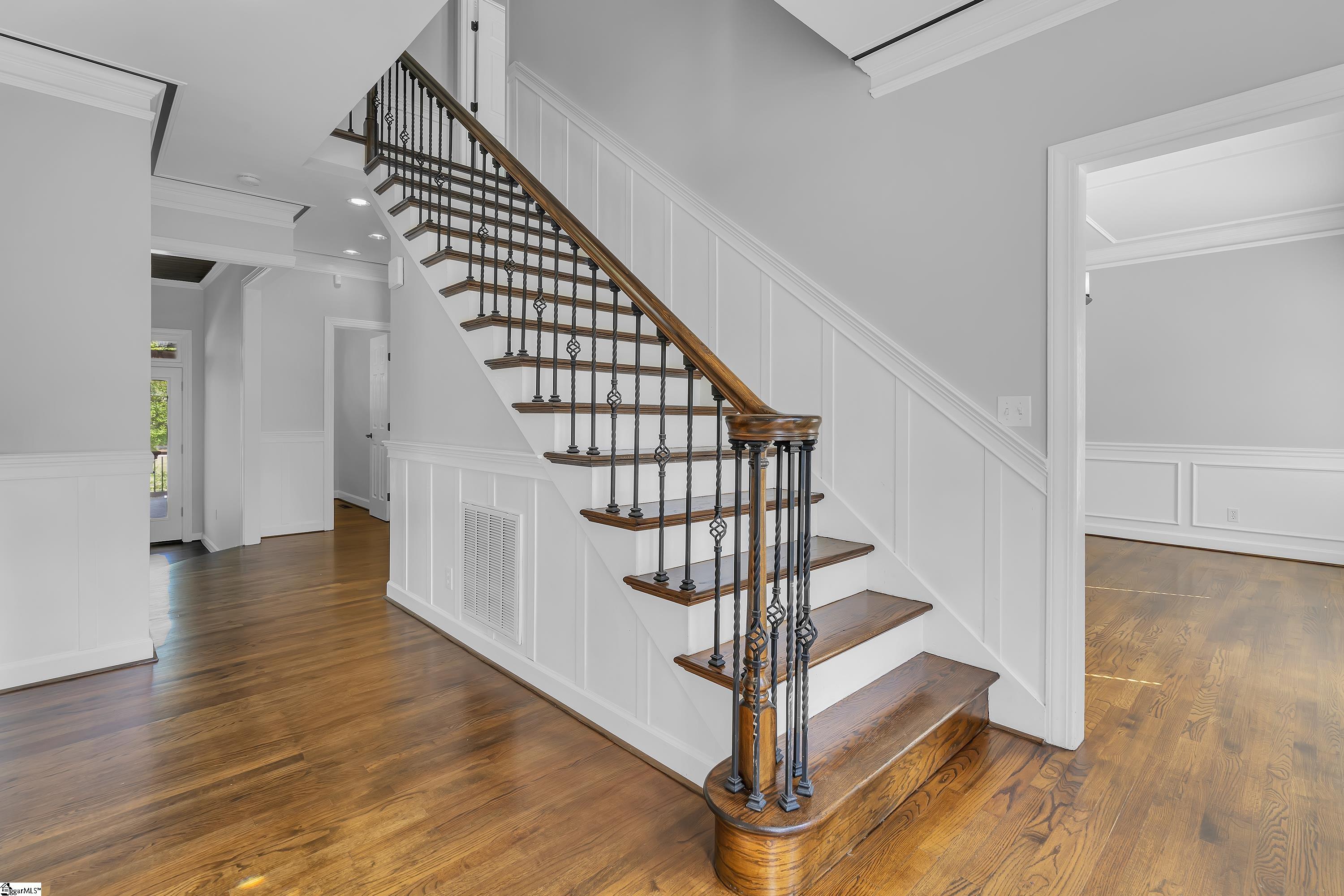 210 Ledgewood Way