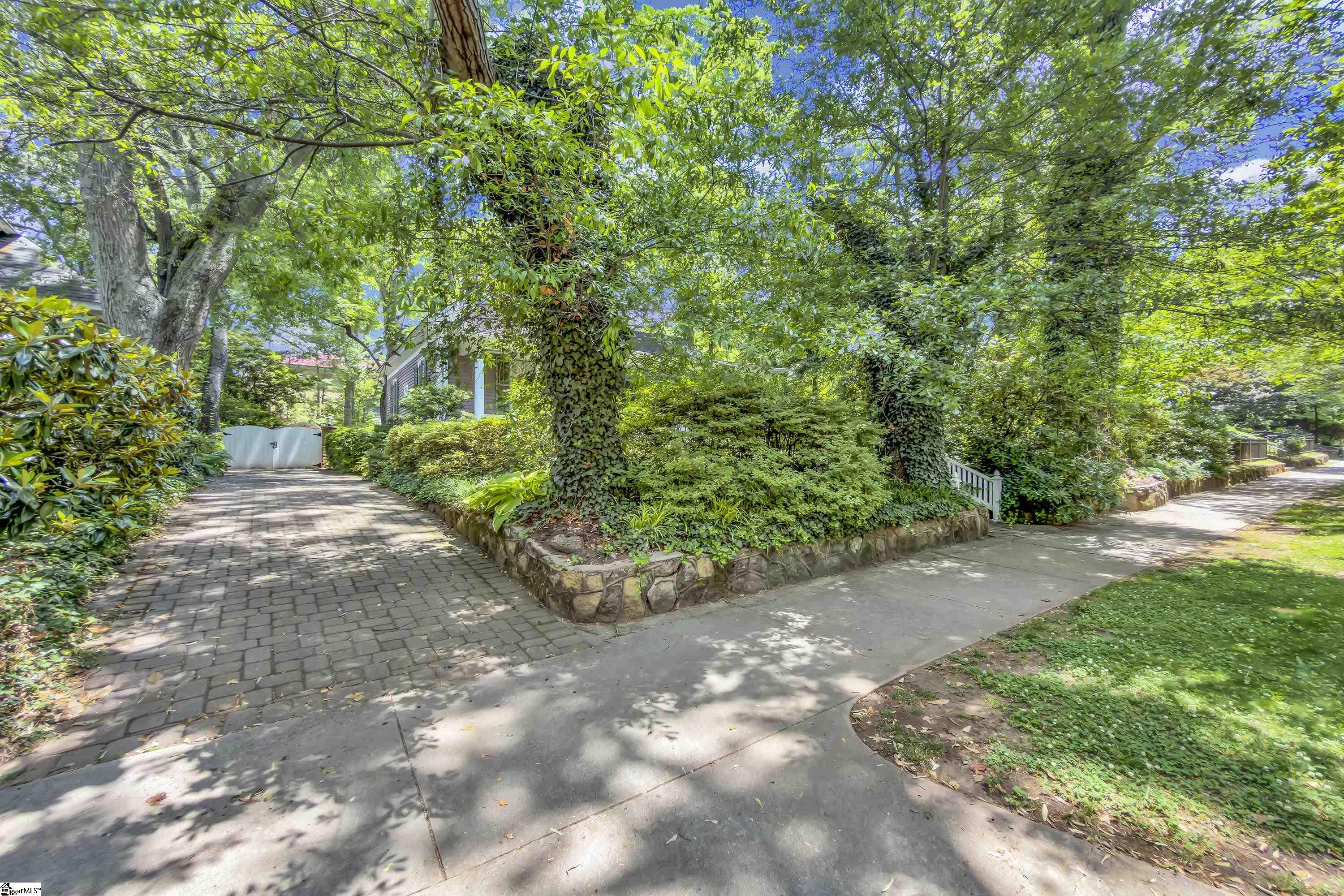 412 Hampton Avenue