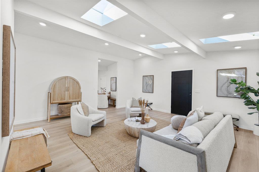 838 Devonshire WAY