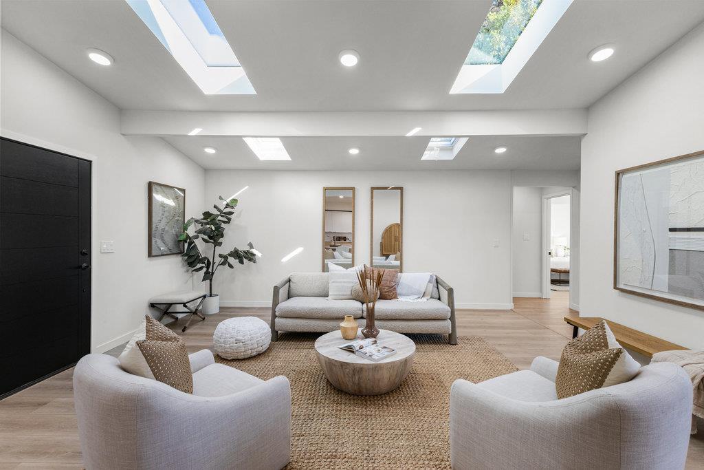 838 Devonshire WAY