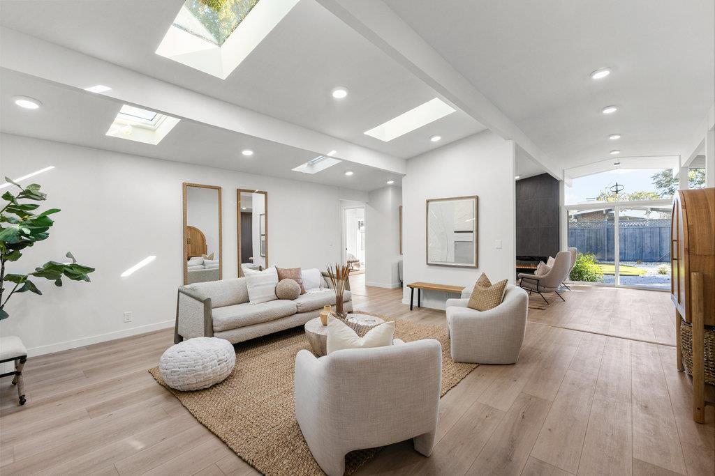 838 Devonshire WAY