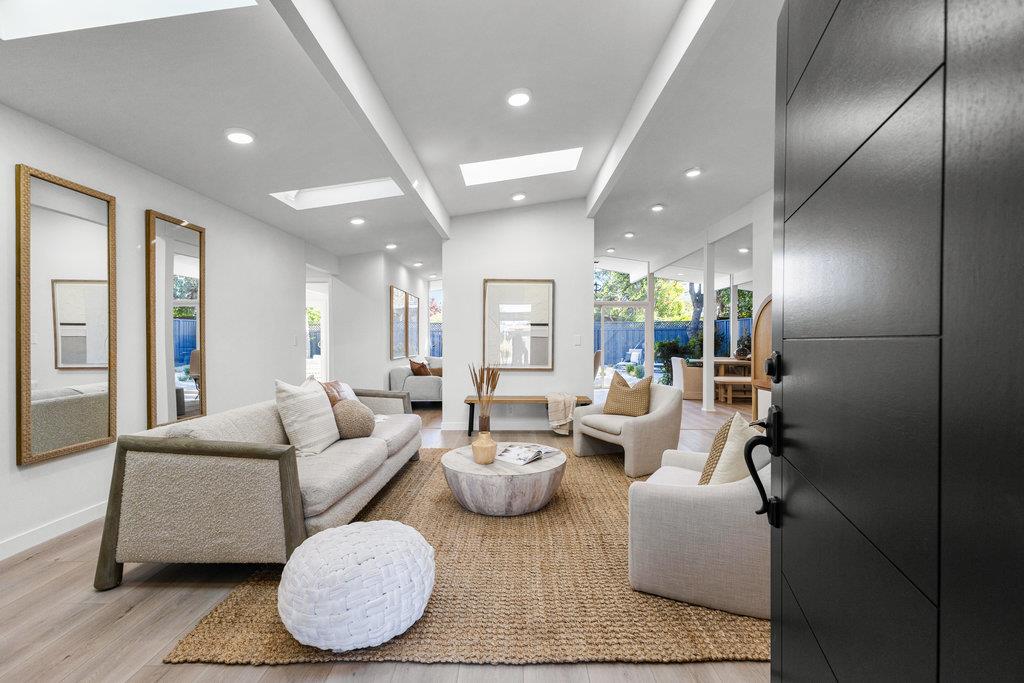838 Devonshire WAY
