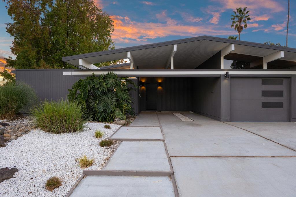 838 Devonshire WAY