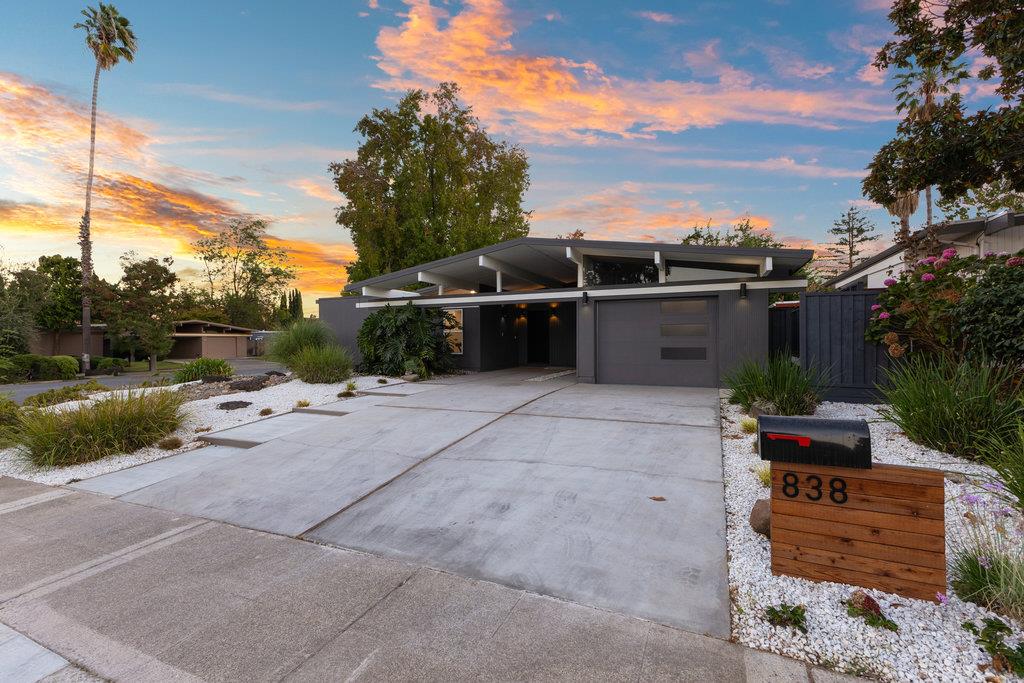 838 Devonshire WAY