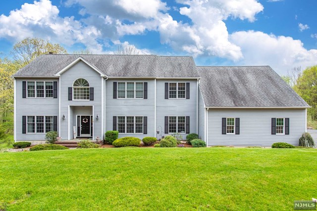 9 Hidden Hills Road