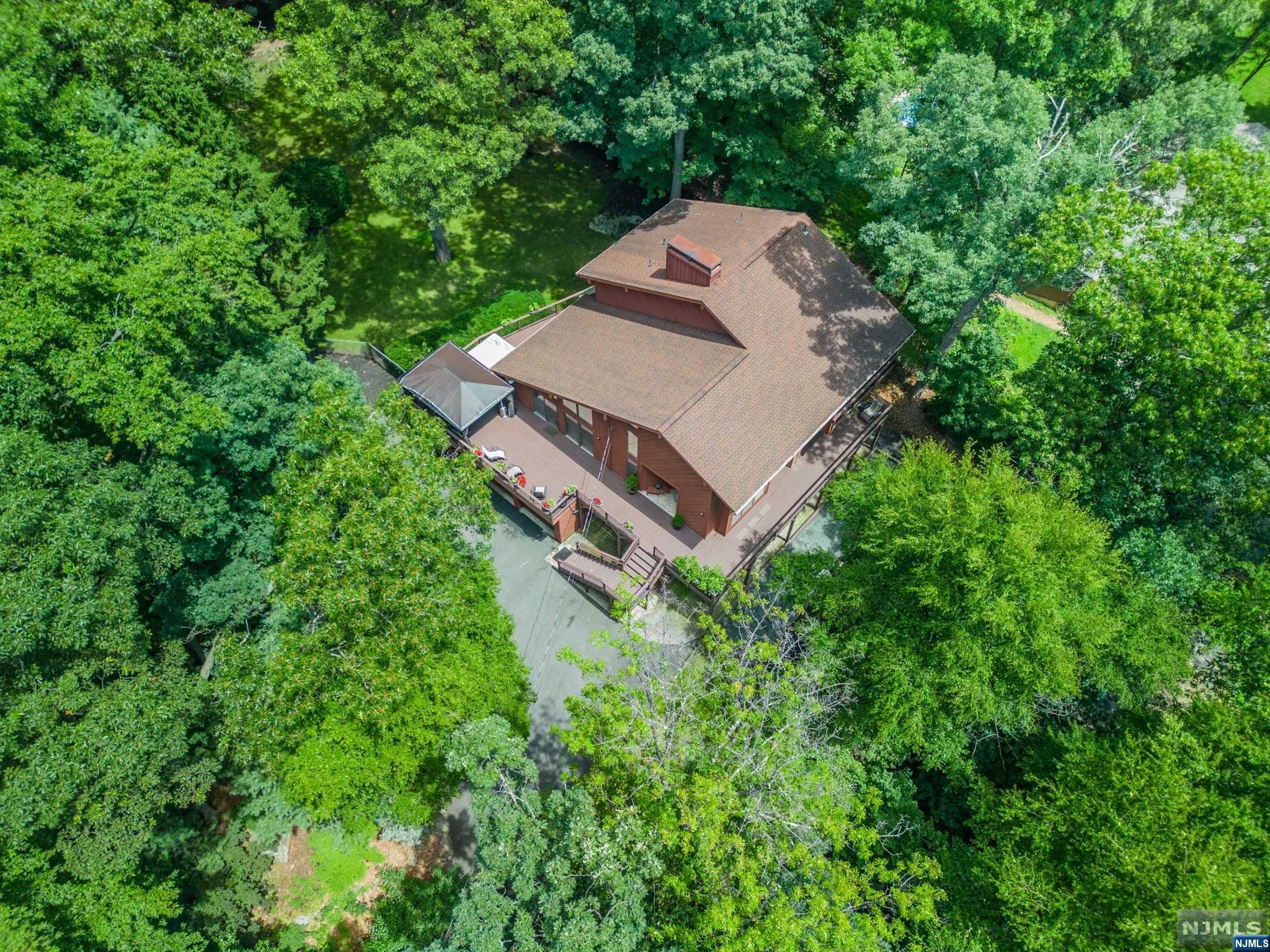 27 Round Hill Road