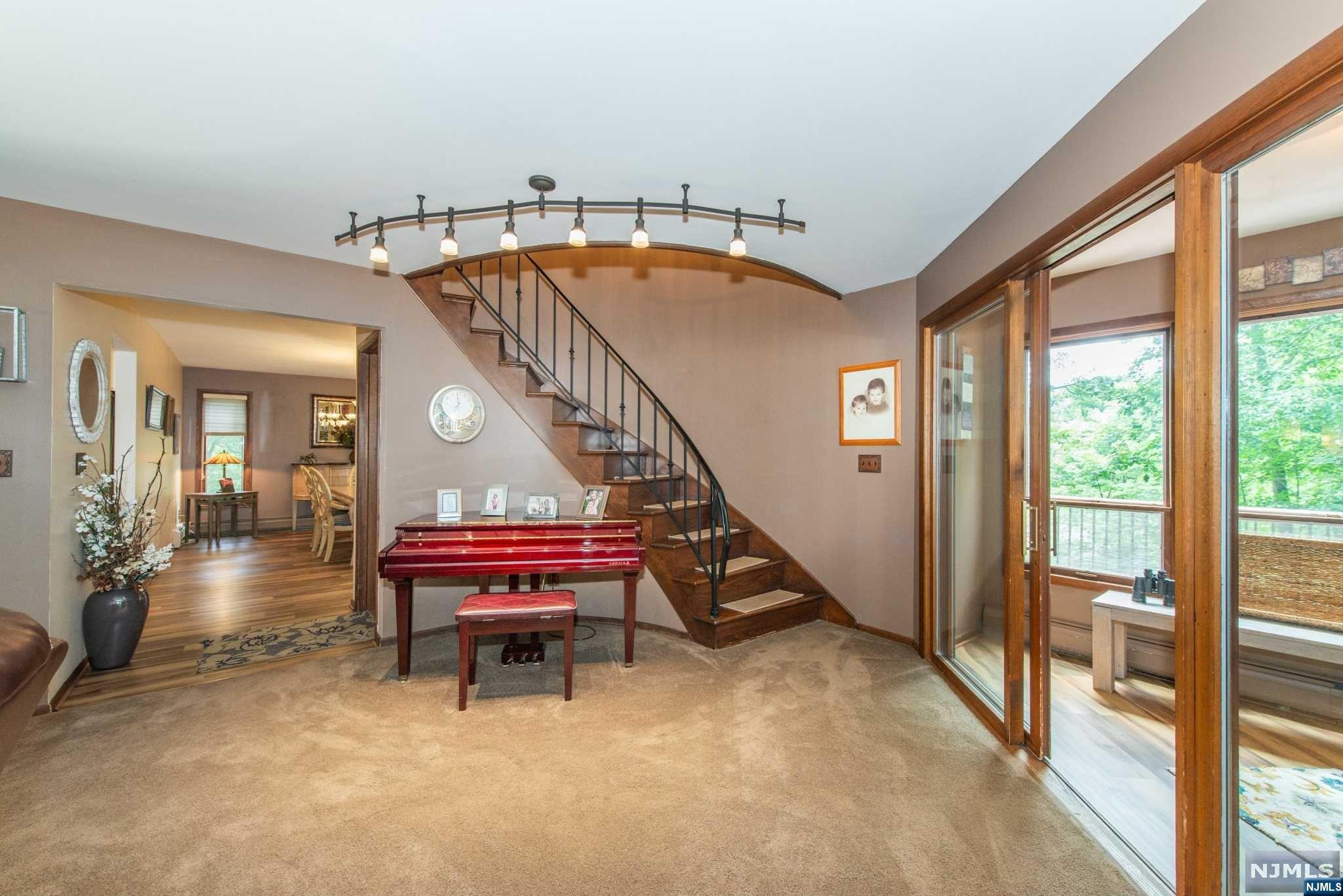 27 Round Hill Road