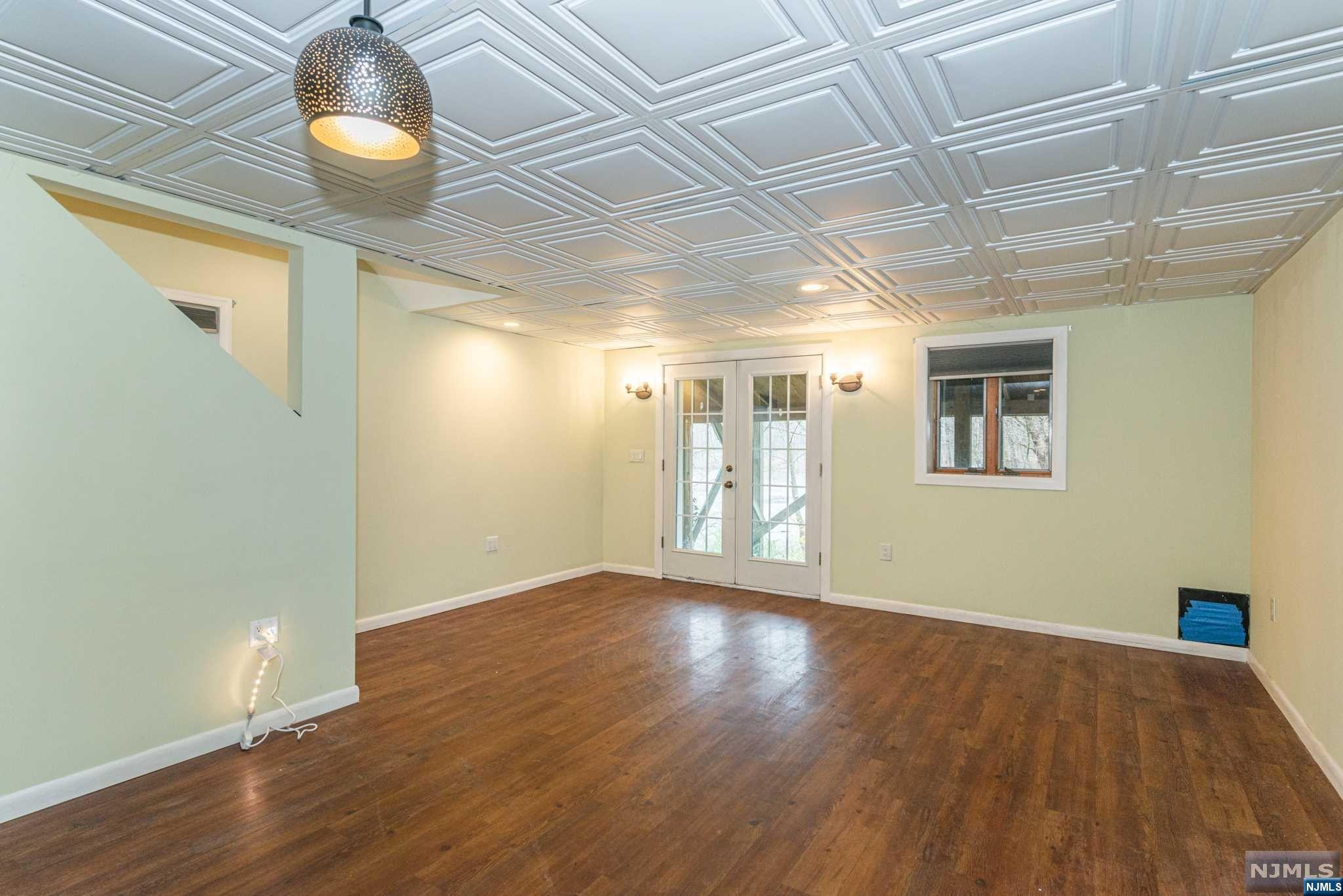 10 Leonard Avenue