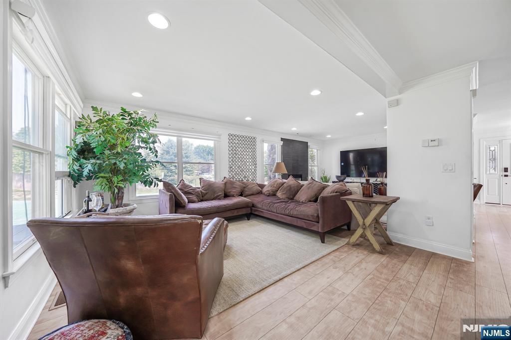 27 Morris Avenue