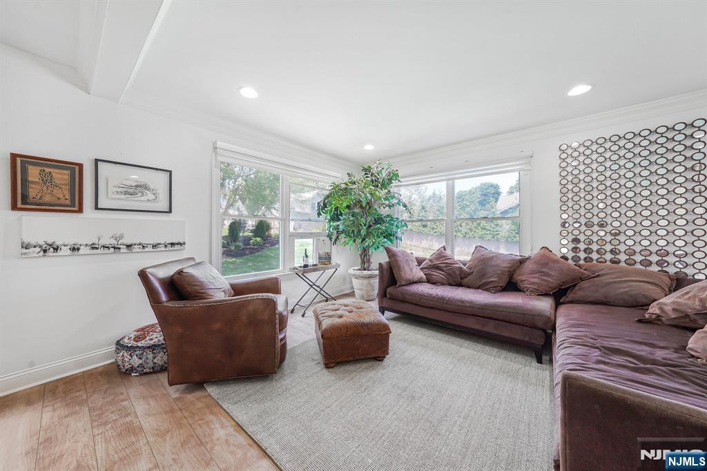 27 Morris Avenue