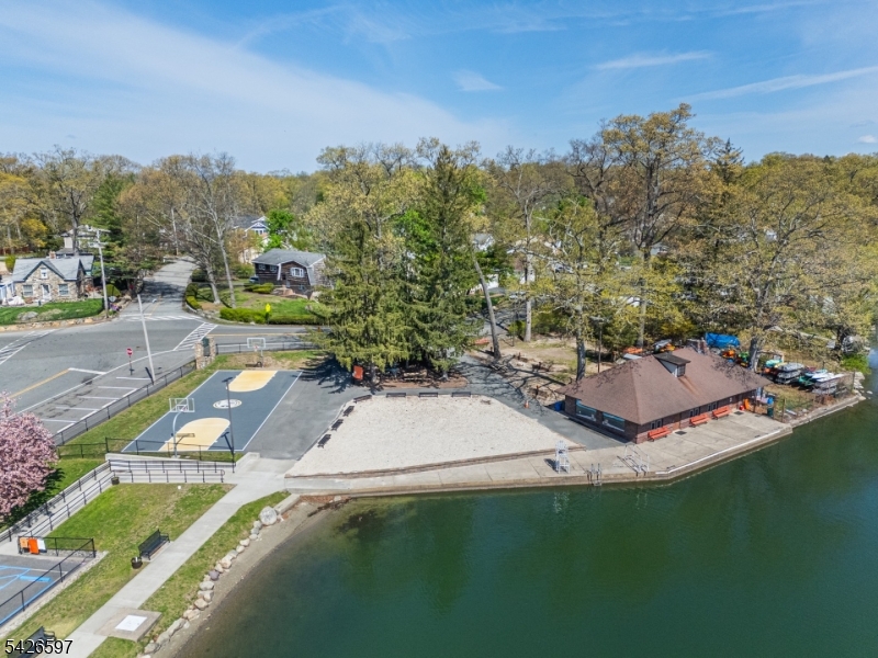 393 Lakeview Ave