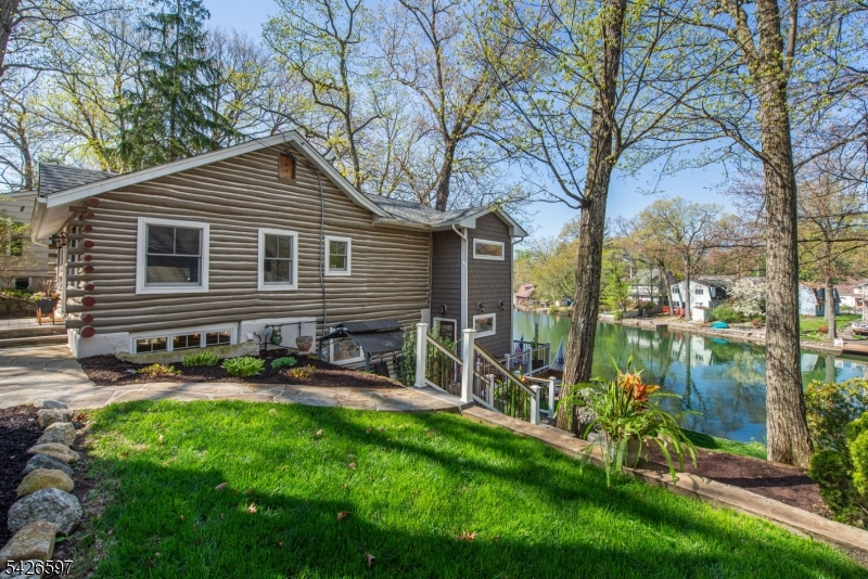 393 Lakeview Ave