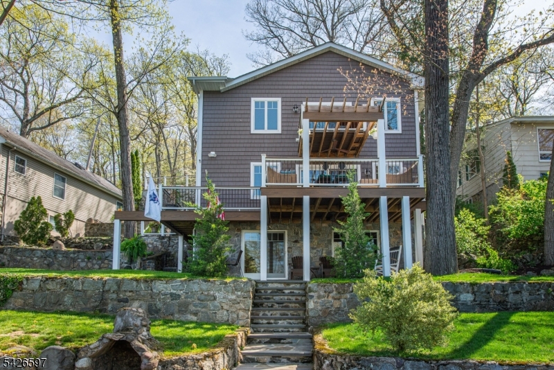 393 Lakeview Ave