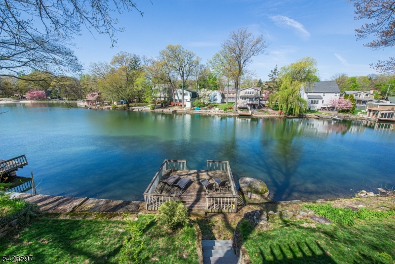 393 Lakeview Ave