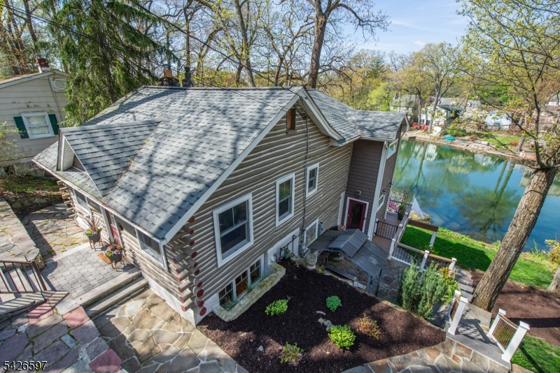 393 Lakeview Ave