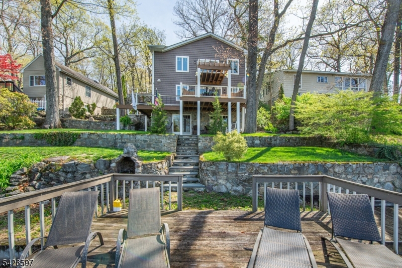 393 Lakeview Ave