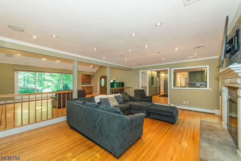 52 Tower Hill Ln