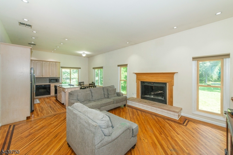 52 Tower Hill Ln