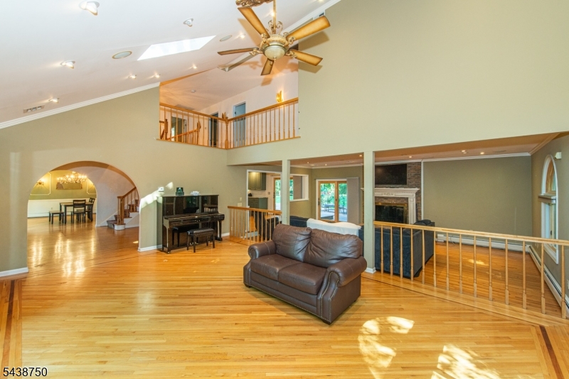 52 Tower Hill Ln