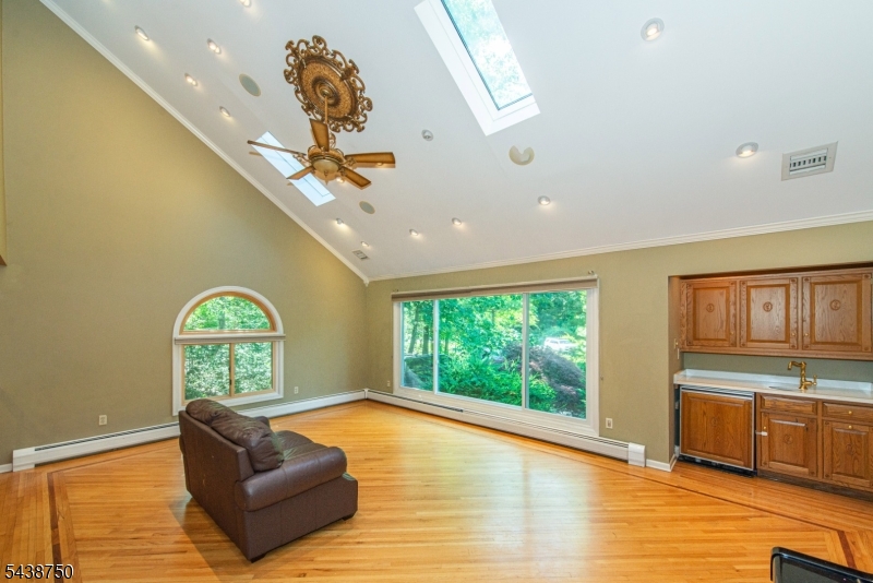 52 Tower Hill Ln