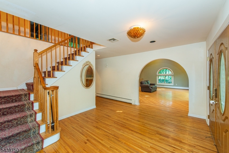 52 Tower Hill Ln
