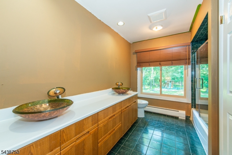 52 Tower Hill Ln