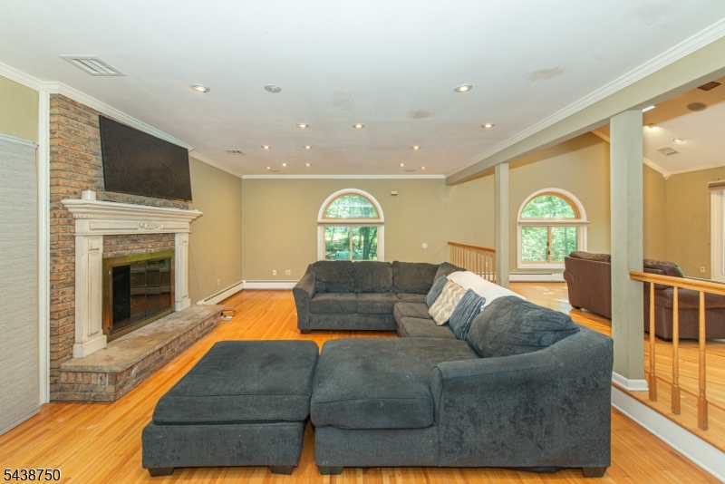 52 Tower Hill Ln
