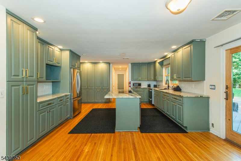 52 Tower Hill Ln