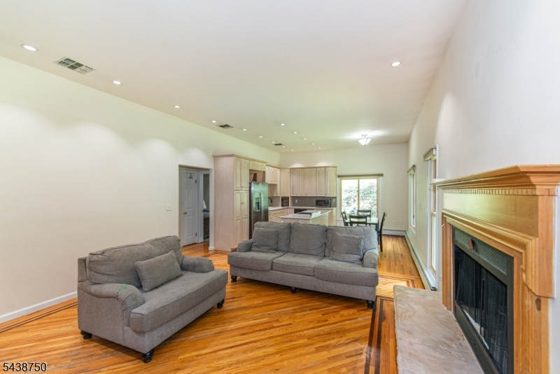 52 Tower Hill Ln