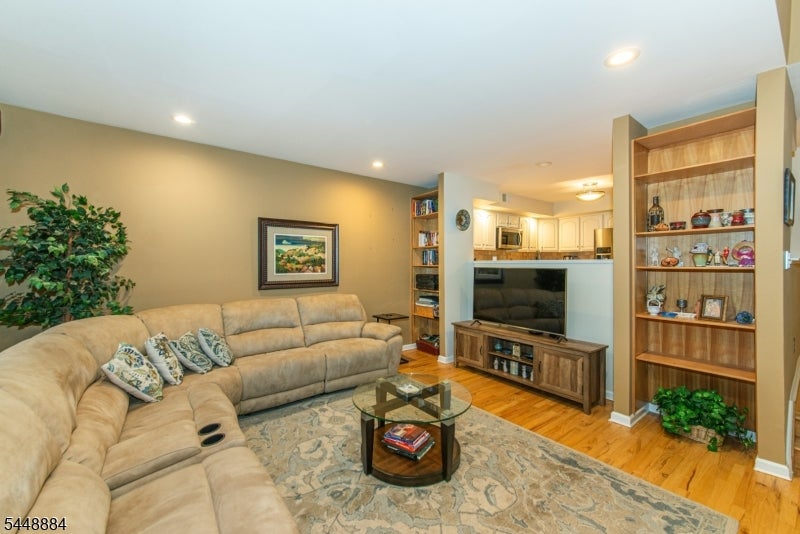 15 Fair Ridge Ct