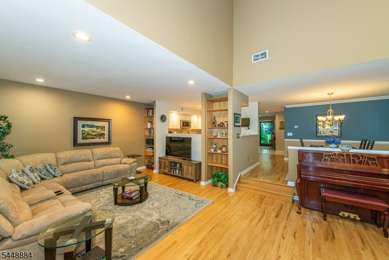 15 Fair Ridge Ct