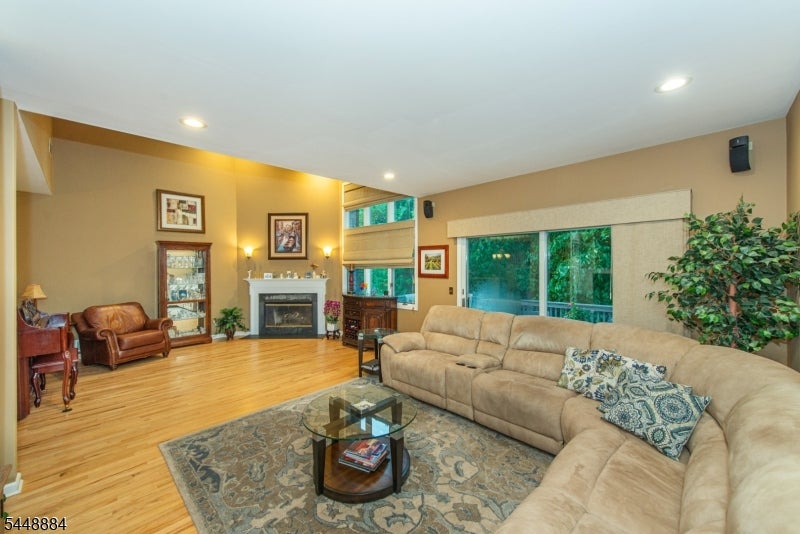 15 Fair Ridge Ct