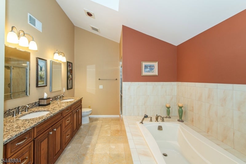 15 Fair Ridge Ct