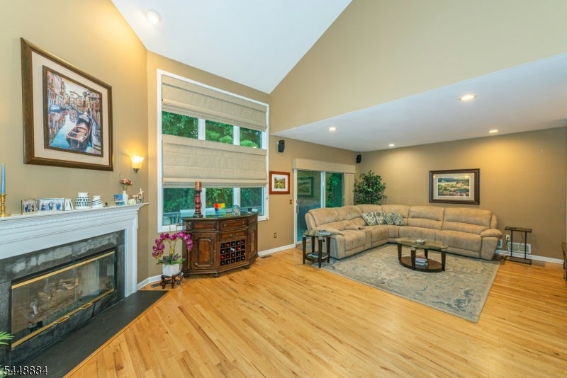15 Fair Ridge Ct