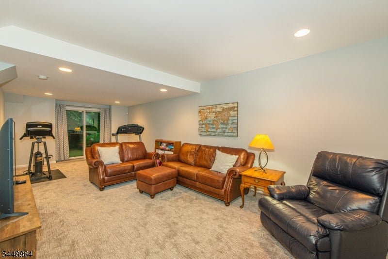 15 Fair Ridge Ct