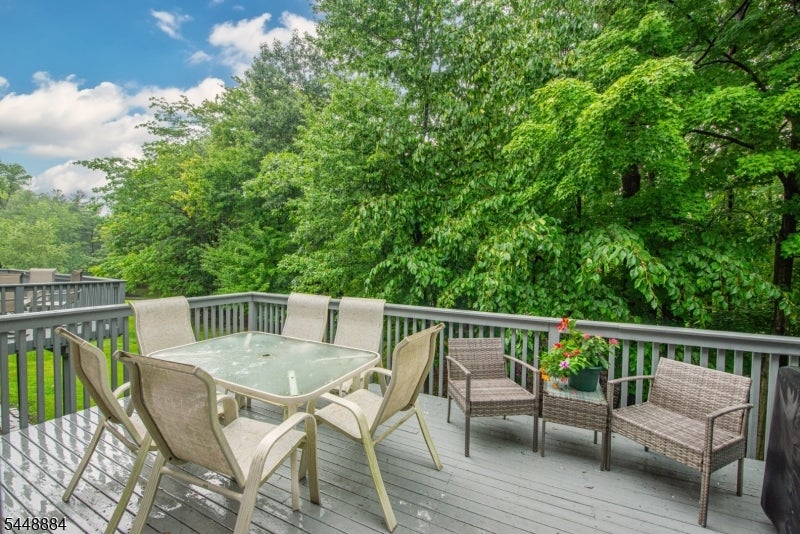 15 Fair Ridge Ct