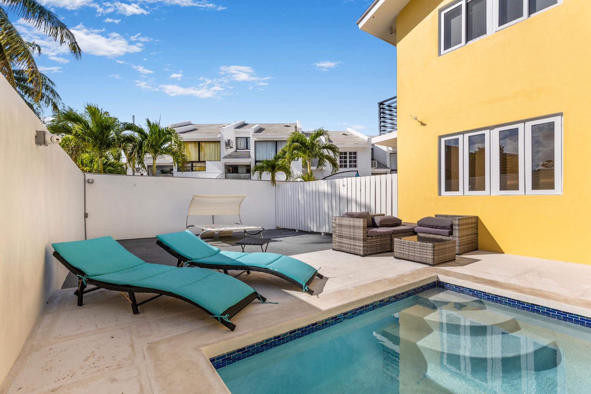 17 VILLAS, CABLE BEACH Unit: 1