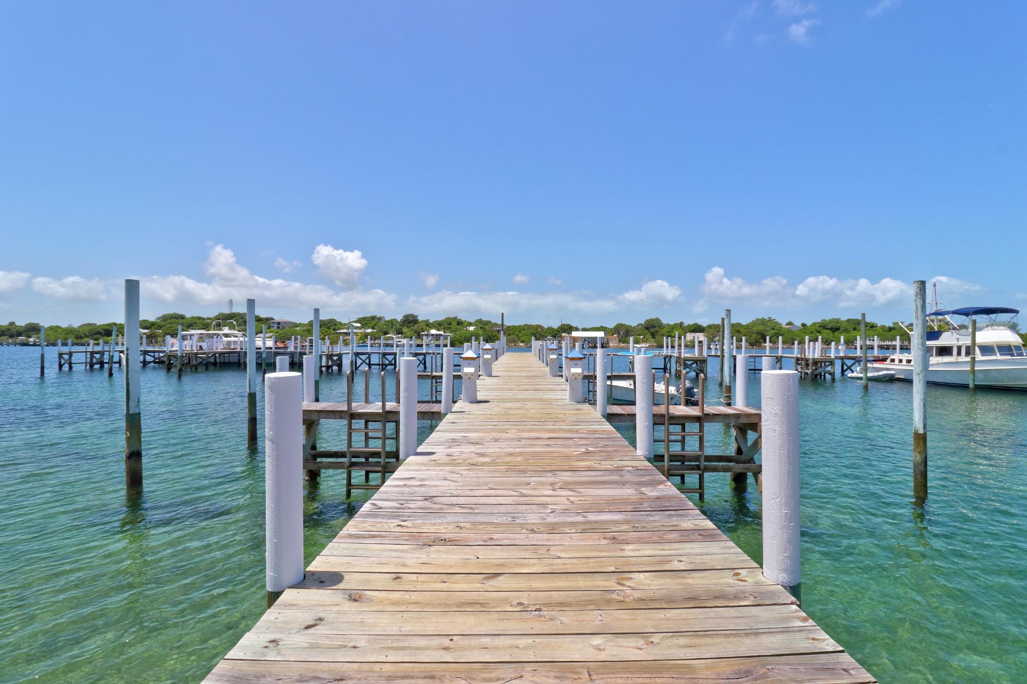 THE LEEWARD YACHT CLUB