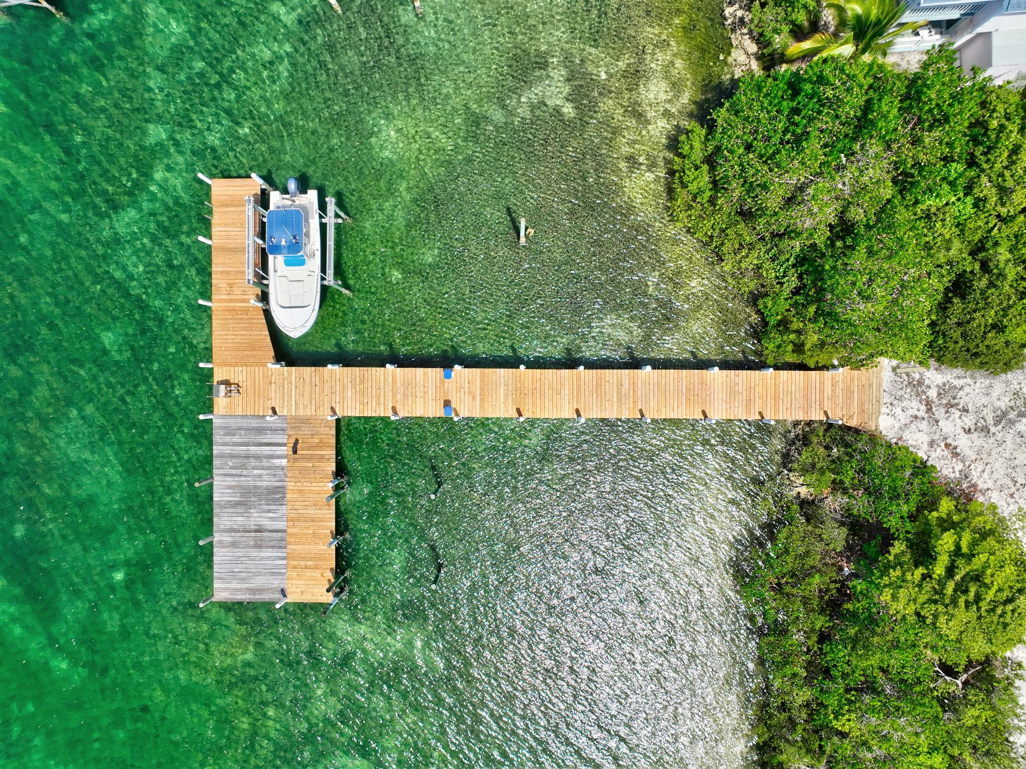 THE LEEWARD YACHT CLUB